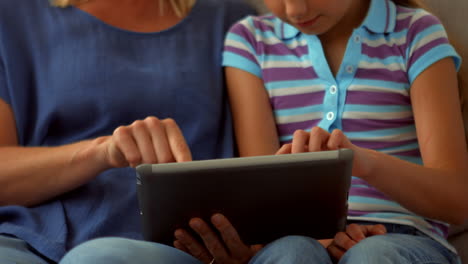 madre e hija usando una tableta