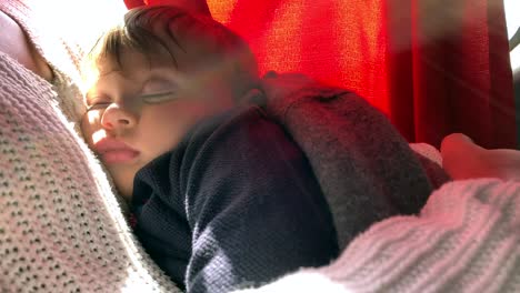 bebé pequeño durmiendo mientras viaja en autobús