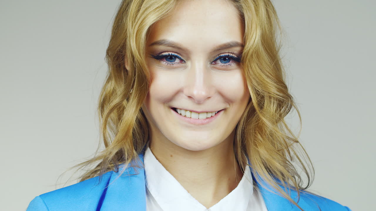 retrato de una atractiva mujer de ojos azules con enfoque de manzana roja que cambia suavemente de la cara a la a