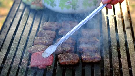 Die-Fleischbällchen-Werden-Auf-Dem-Grill-Zubereitet