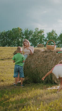 la familia disfruta de la diversión al aire libre en el campo abierto con picnic, niños juguetones, y un perro feliz, la luz del sol crea una atmósfera cálida mientras los seres queridos se unen, extienden mantas