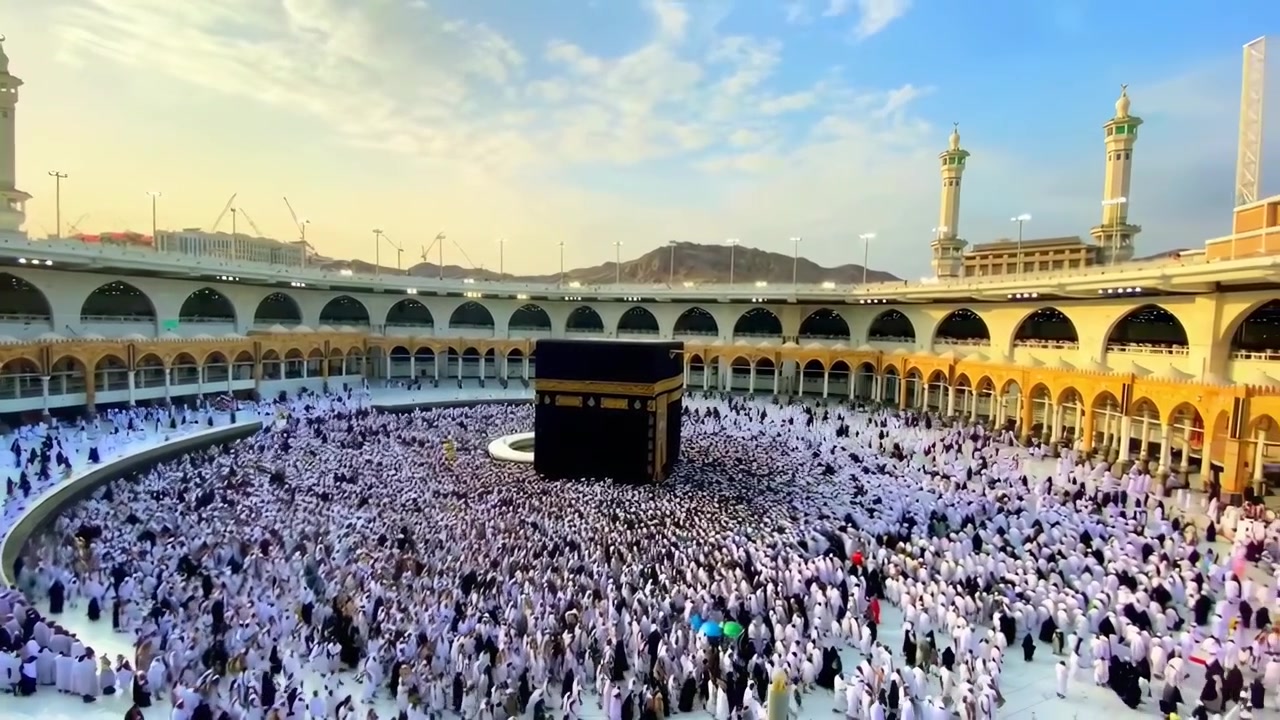 Peregrinos realizando el Tawaf alrededor de la Kaaba en La Meca