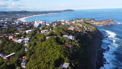 Luftdrohnenlandschaftsaufnahme-Von-North-Avoca-Klippenküstenstränden-Von-Terrigal-Vororten-Zentralküstentourismus-NSW-Australien-4k