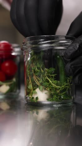 preparación de frascos de verduras y hierbas encurtidas