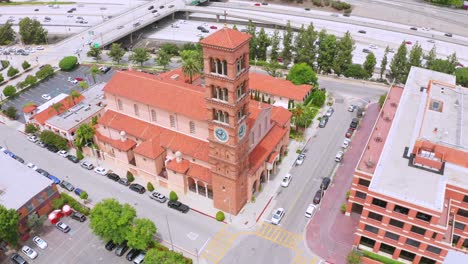 imágenes aéreas de drones, vista de arriba hacia abajo, del reloj de la iglesia católica de san andrés en pasadena, california, con tráfico en las calles y autopistas, mostrando el campanario