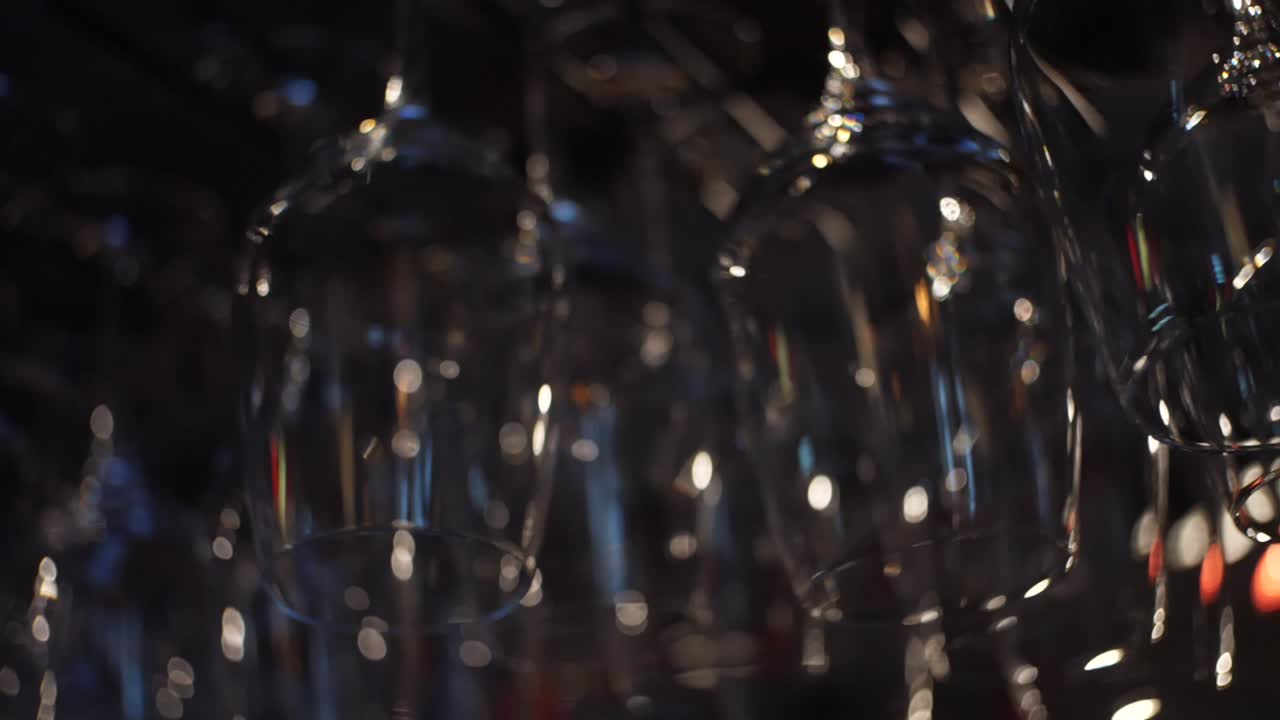 술집에 매달린 와인 글래스