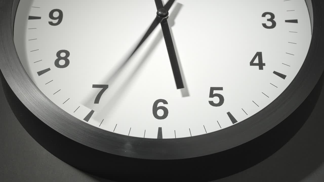 cara del reloj en el lapso de tiempo en la pared gris oscuro