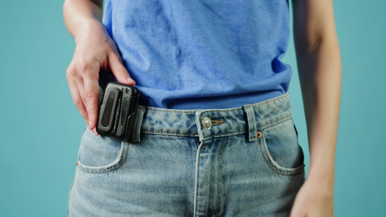 주머니에 페이저를 들고 있는 여자