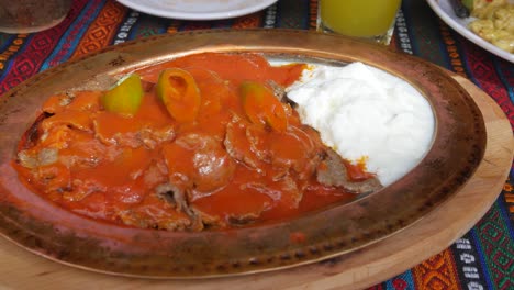 Traditionelles-Türkisches-Essen-Auf-Der-Basis-Von-Tomatenfleisch-Und-Arabischem-Brot,-Serviert-Auf-Einer-Bronzeartigen-Metallplatte