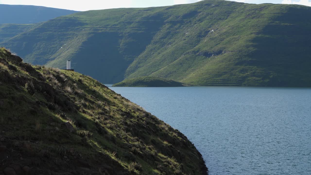레소토 아프리카의 모할레 저수지는 수력 발전을 위해 물을 수집합니다