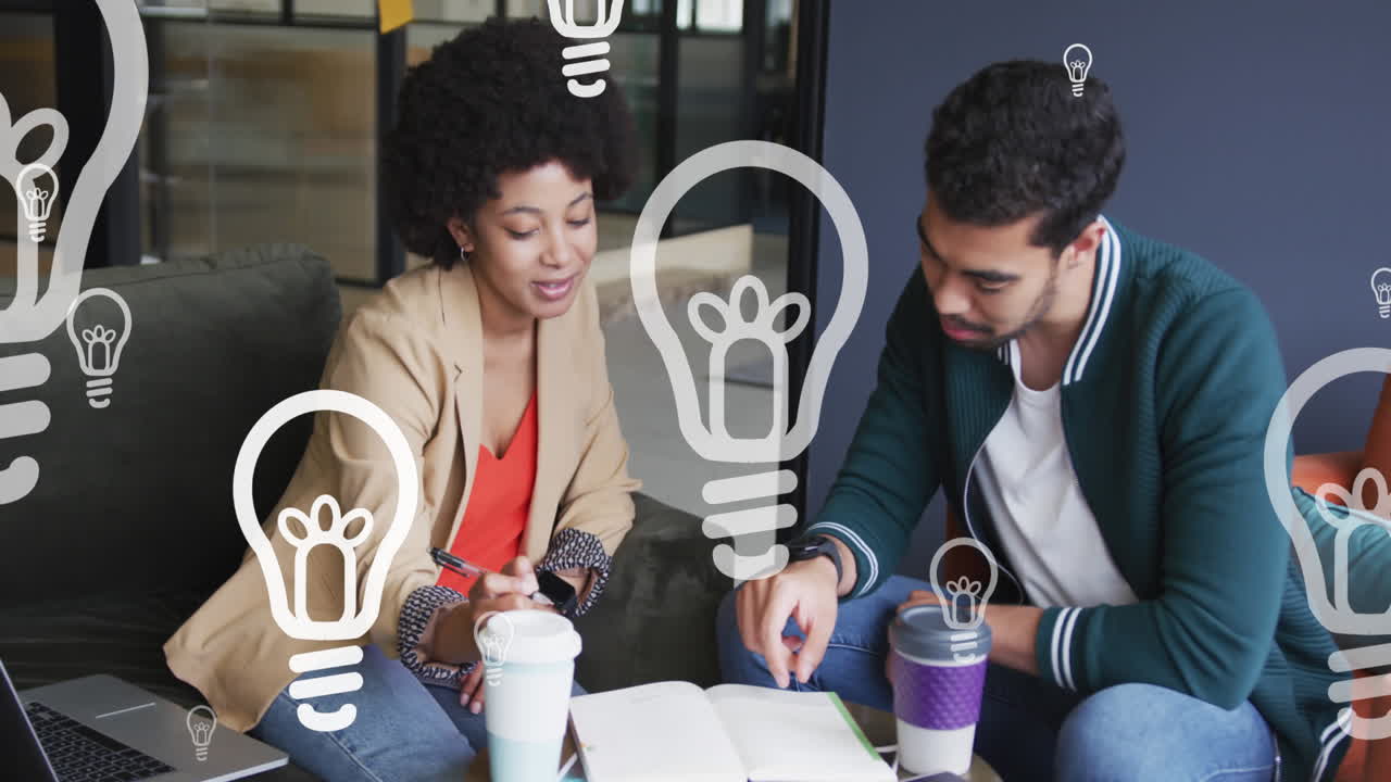 animación de iconos de bombillas sobre diversas personas de negocios comprobando el documento