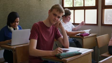 adolescenti in una classe scolastica