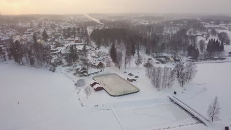 Pista-De-Patinaje-Local-Al-Aire-Libre-En-El-Parque---Vista-Aérea-De-Drones-En-El-Día-De-Invierno,-Muñeca-En