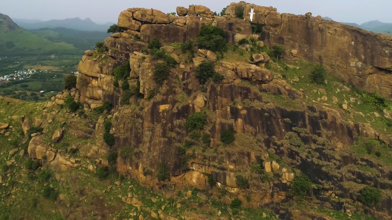 las montañas vellore con su combinación única de vegetación y cimas rocosas capturadas con drones phantom 4 pro 4k tomados de imágenes de 60 fps