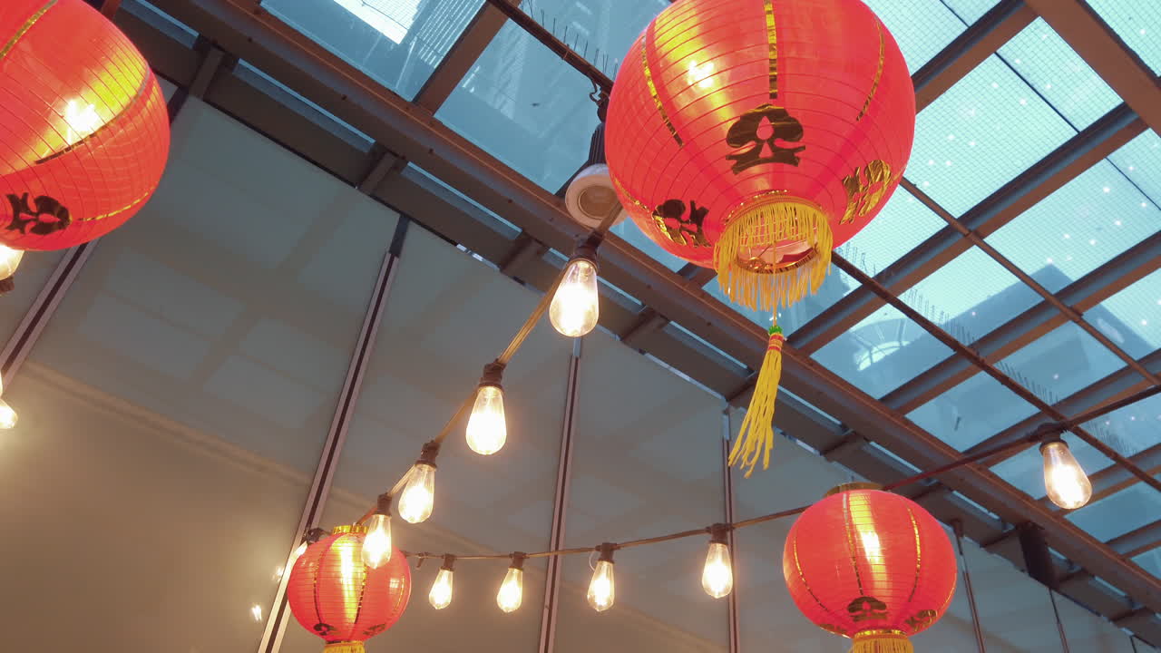 배경에 플라스틱 지붕이 있는 음력설을 위한 아름다운 중국 등불 장식