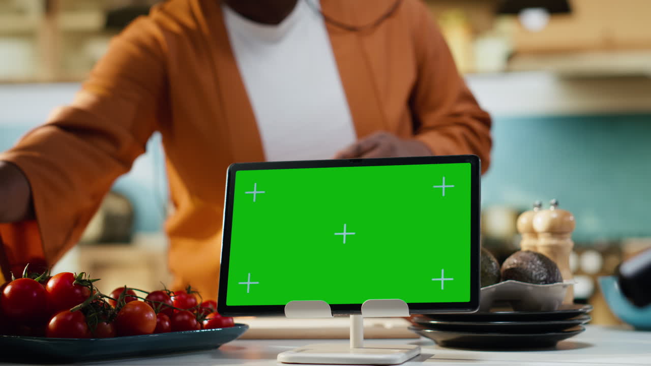 Layar kunci kroma terisolasi di tablet dengan influencer merekam proses memasak