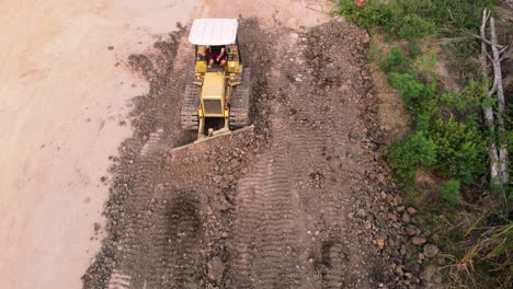 vista aérea de un tractor y una nivelación para nivelar el suelo en la construcción de una casa residencial