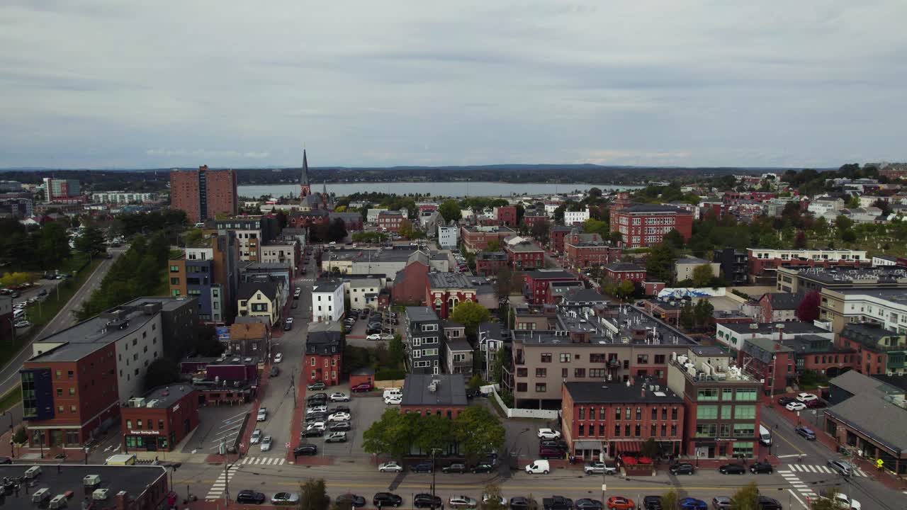 vista de avión no tripulado volando sobre edificios de la ciudad y calles de portland, maine
