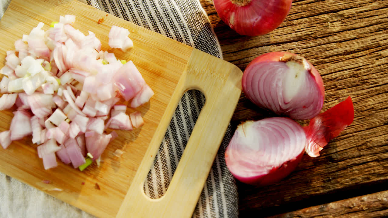 Cipolla tritata su tagliere 4K