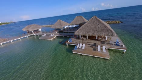 lujoso complejo de playa en el agua turquesa del océano en la costa del caribe, fpv