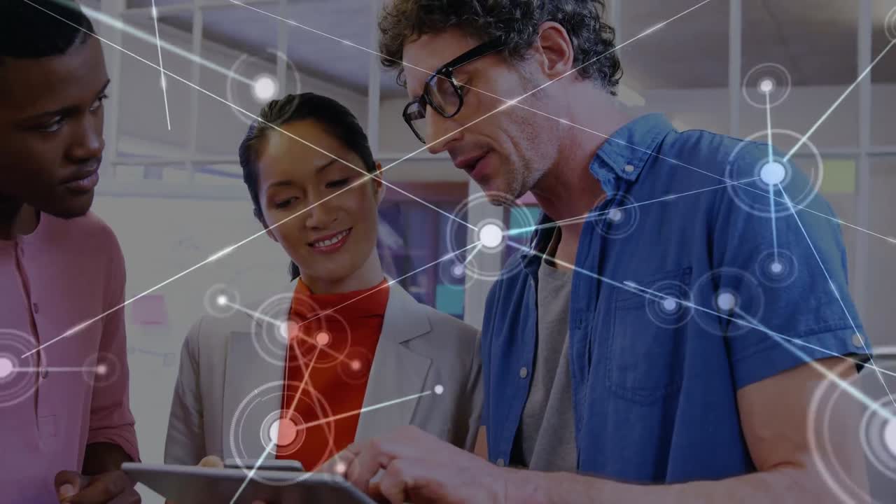 animación de conexiones entre diversos compañeros de trabajo con tableta en la oficina