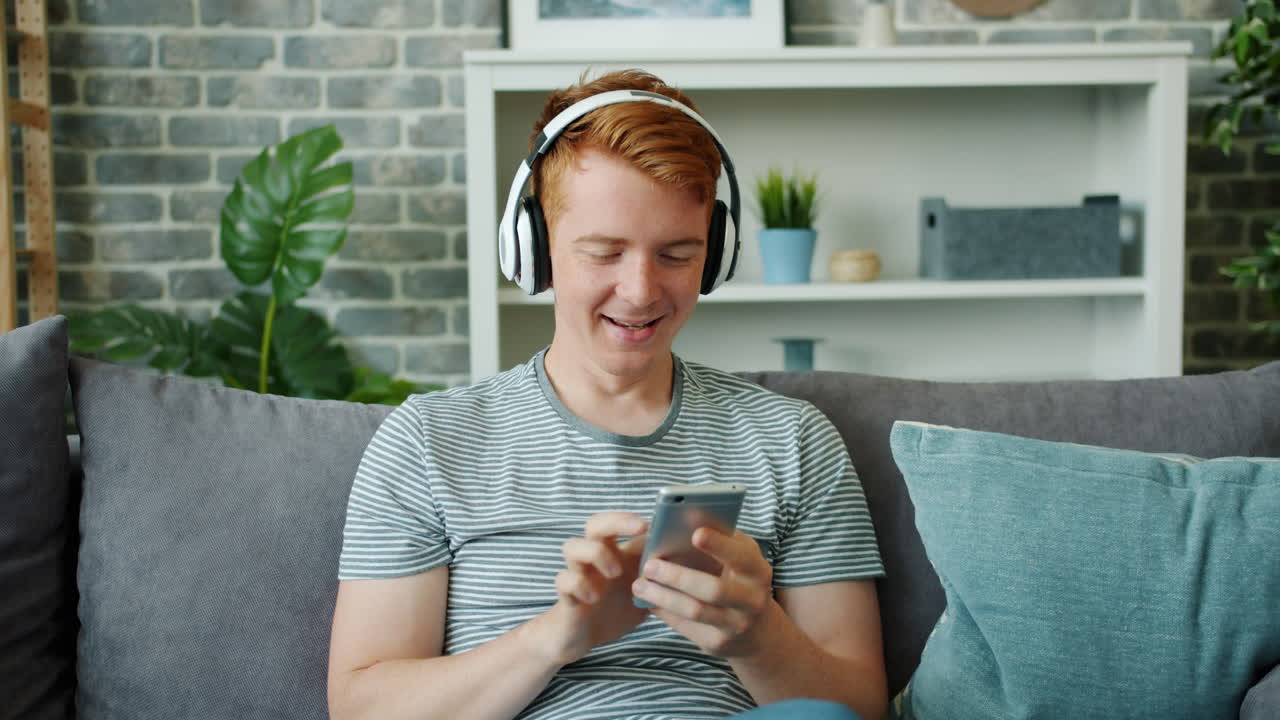 Ragazzo adolescente che usa lo smartphone con le cuffie