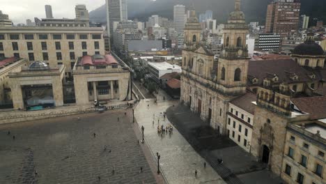 tomada de un avión no tripulado del centro histórico de bogotá, colombia, personas en la plaza bolívar frente a la catedral