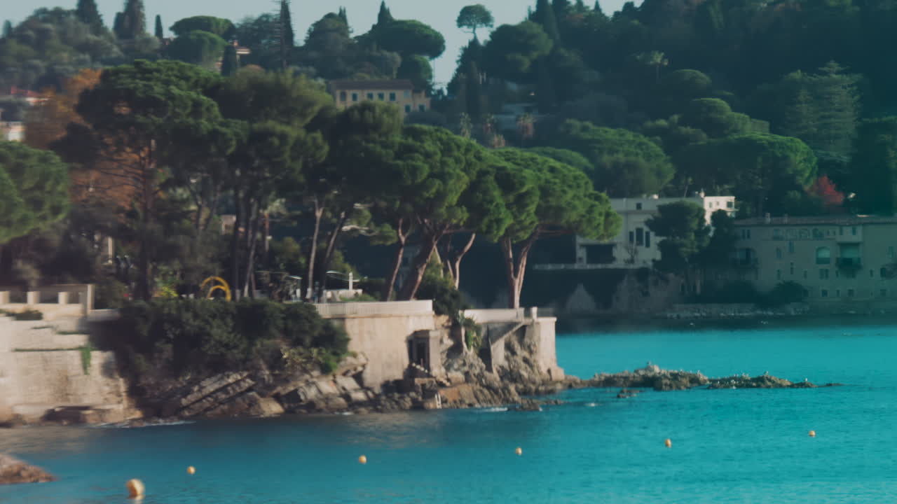 La costa di Villefranche-sur-Mer sulla Riviera francese alla luce del giorno