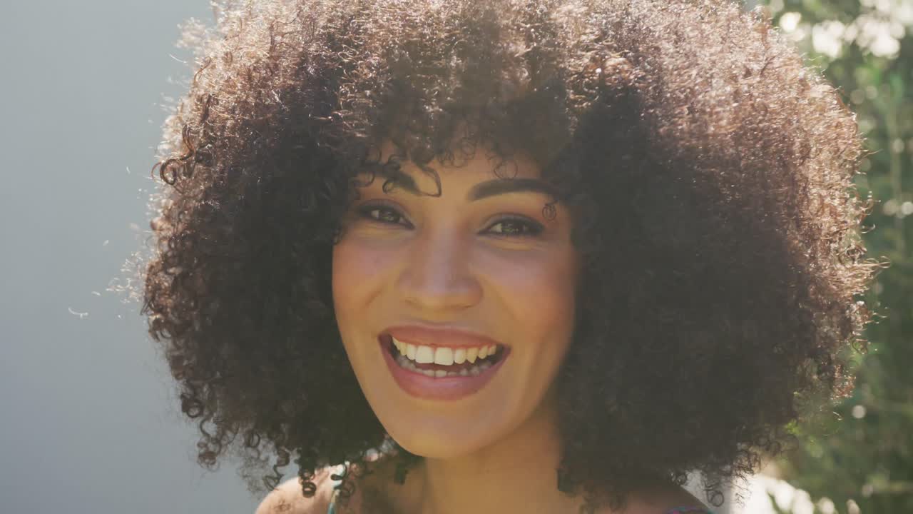 video de una mujer afroamericana de pie fuera de la casa