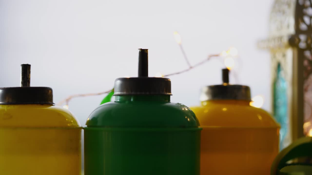 녹색 바탕에 아라비아 랜턴과 리본 ketupat