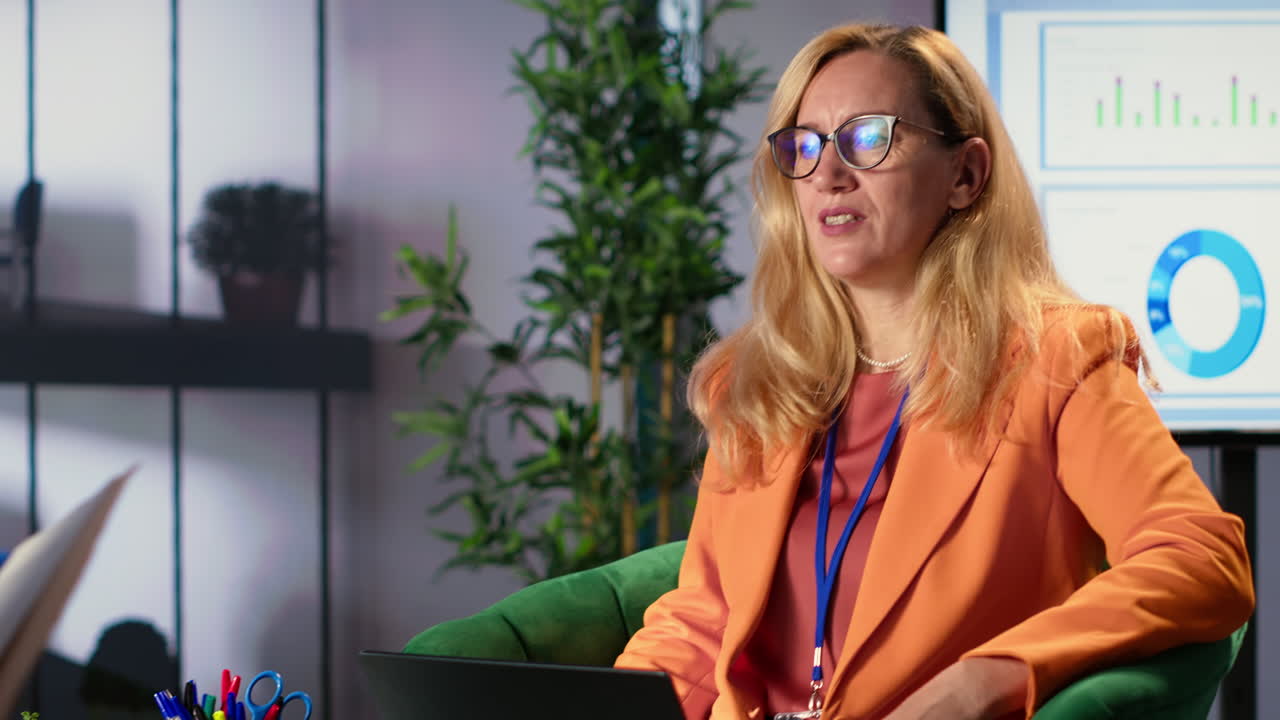mujer de negocios haciendo una presentación