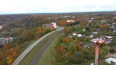 Vista-Aérea-Del-Paisaje-Otoñal-De-La-Sigulda-De-Bobsleigh-Y-Skeleton-Track-Luge-Track-Rodeada-De-Coloridos-Bosques-Durante-La-Temporada-Dorada-De-Otoño-En-Letonia