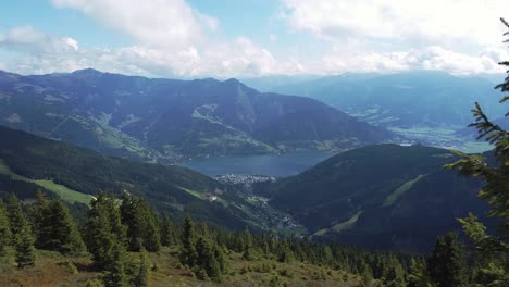 Blick-Auf-Zell-Am-See,-Eine-österreichische-Stadt-Am-Zeller-See,-Von-Den-Bergen-Aus