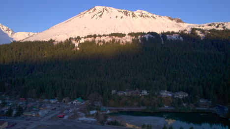 la montaña seward de alaska al amanecer. drone 4k