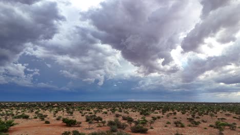 Increíble-Disparo-Aéreo-De-Un-Dron-Moviéndose-Hacia-Una-Tormenta-Que-Se-Acerca-Con-Relámpagos-En-El-Cielo-Azul-Nublado-En-El-Sur-De-Kalahari