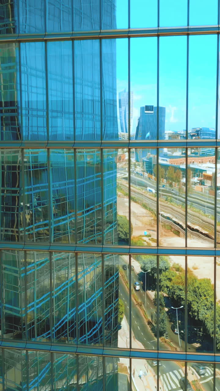 Paisagem Urbana Refletida na Fachada de Vidro Moderna de um Edifício