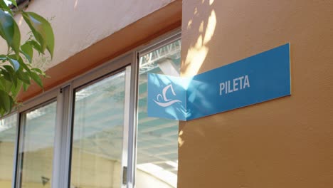 señalización clara que indica el camino a la zona de la piscina, guiando a las personas a su ubicación con facilidad durante el día