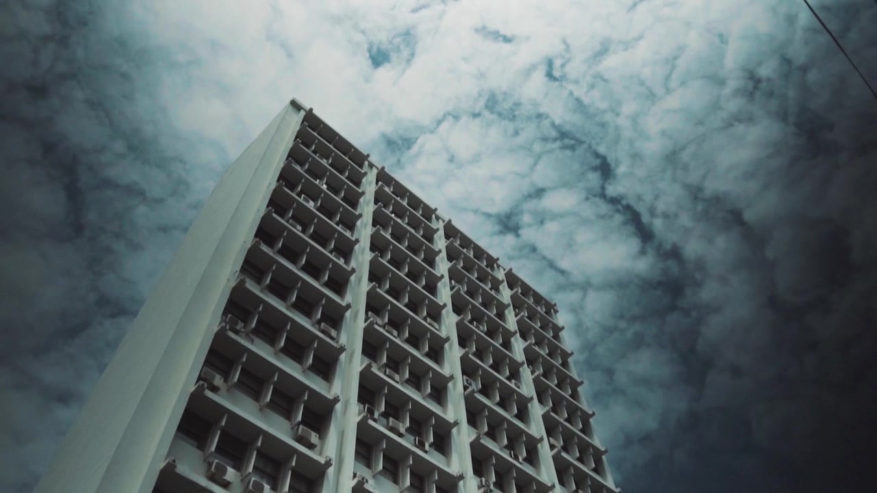 Cena em Câmera Lenta de um Edifício de Escritórios Deteriorado, Sinistro e Dramático