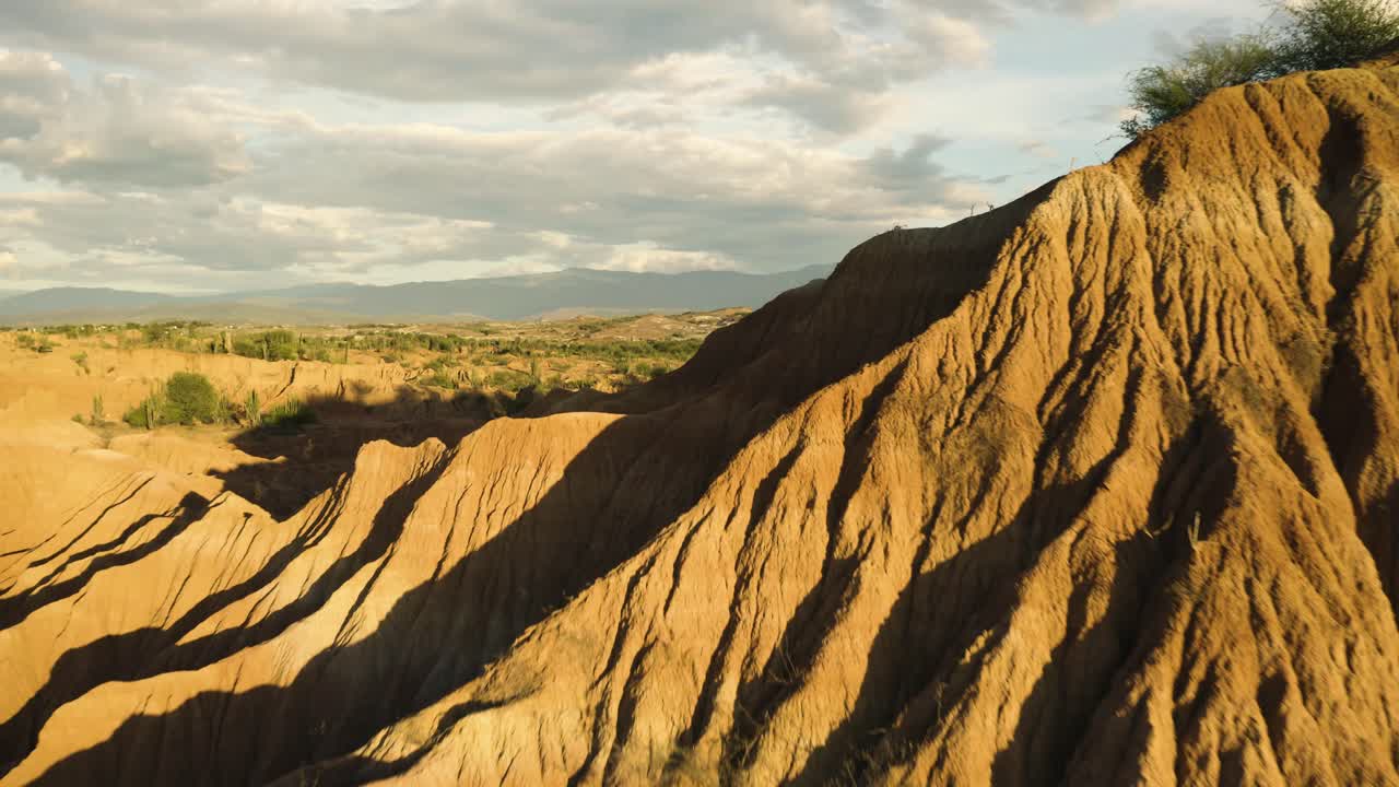 moscas aéreas sobre el desierto de la tatacoa durante la hora dorada, revelando el paisaje