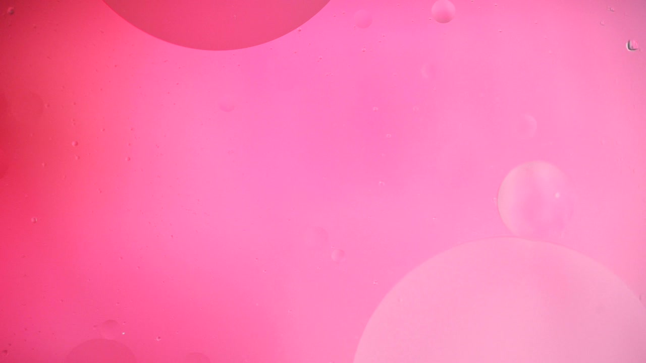 estructura fantástica de burbujas coloridas. movimiento caótico. pintura abstractamente colorida. vista superior. movimiento de burbuja en el líquido. superficie de aceite fondo multicolor. macro