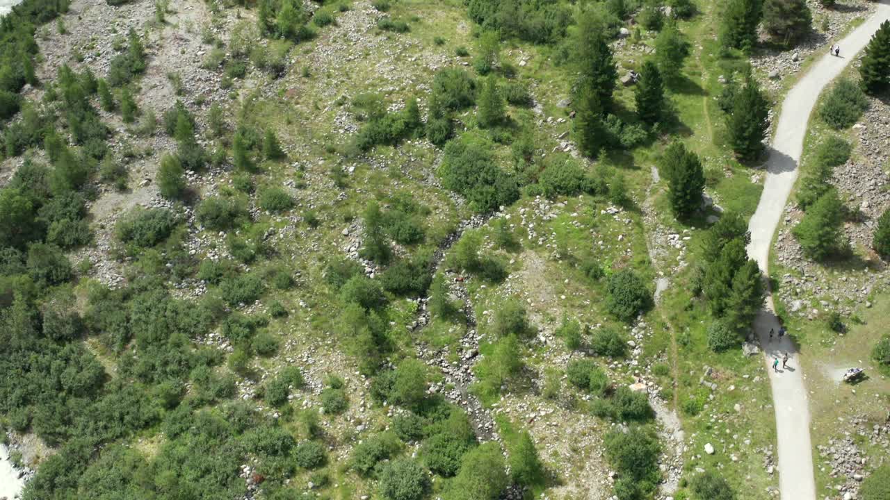 abajo arriba pan vilipendiando el hermoso panorama montañoso