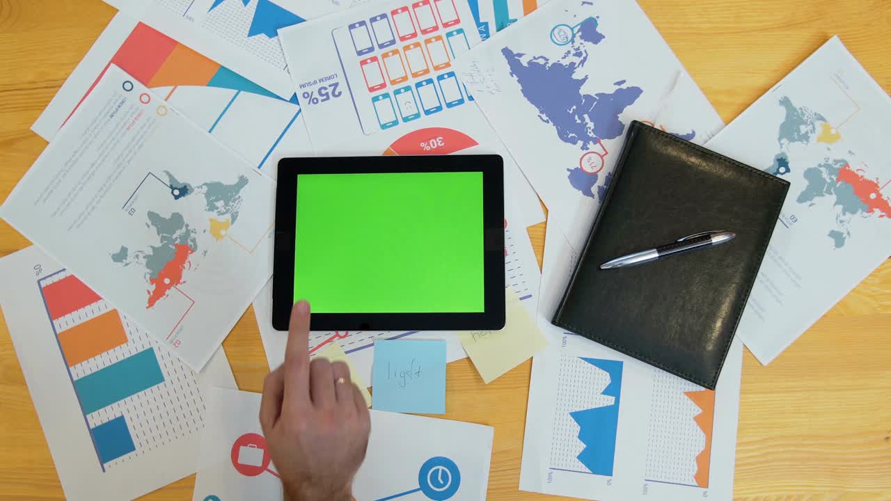 человек, использующий планшетный компьютер с зеленым экраном на офисном столе, рабочее пространство, поиск информации