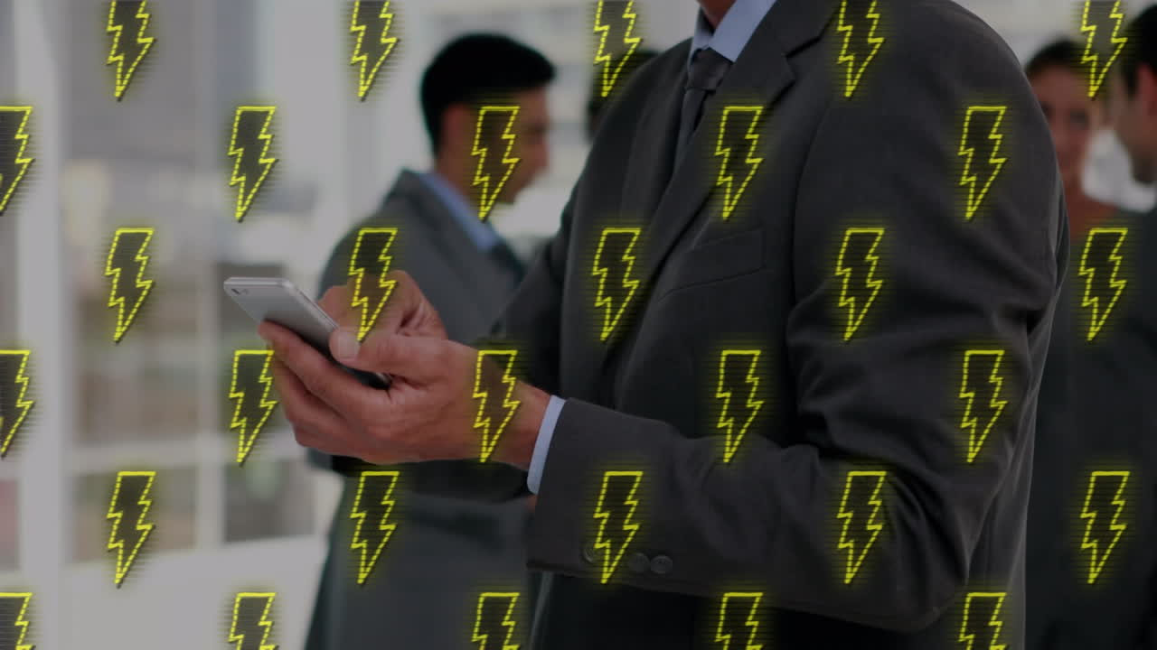 Animação de padrão de flash em movimento sobre empresário caucasiano usando smartphone
