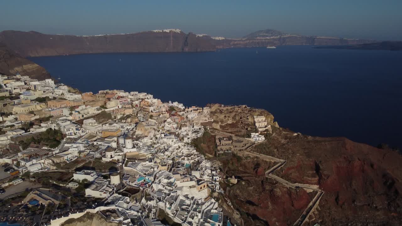 mirando por encima de oia en santorini desde arriba