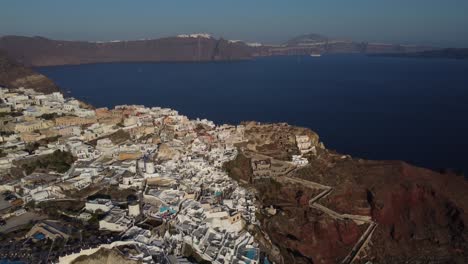 Mirando-Por-Encima-De-Oia-En-Santorini-Desde-Arriba