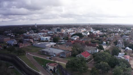 Amplia-Toma-Aérea-De-Retroceso-Inverso-De-La-Histórica-Ciudad-Anterior-A-La-Guerra-Civil-De-Natchez,-Mississippi