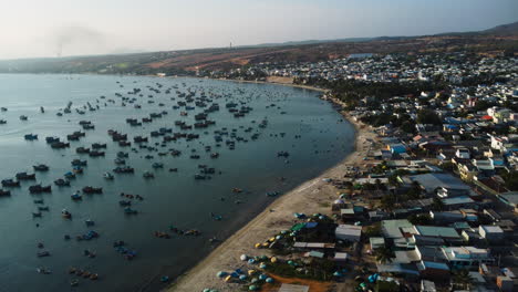 Zahlreiche-Boote-Vertäuten-Vor-Der-Küste-In-Einem-überfüllten-Fischerdorf-Während-Des-Sonnenuntergangs-In-Mui-Ne,-Südvietnam