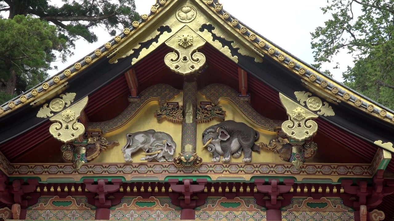 Ukiran gajah di bagian depan Kuil Toshogu di Nikko, Jepang. Kuil Nikko Tosho-gu yang kaya akan dekorasi adalah Situs Warisan Dunia UNESCO dan lokasi favorit utama bagi wisatawan
