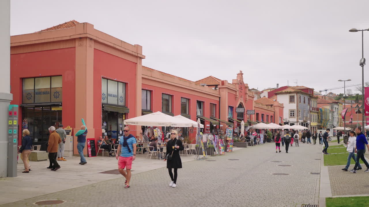 уличная сцена города порто с магазинами и кафе