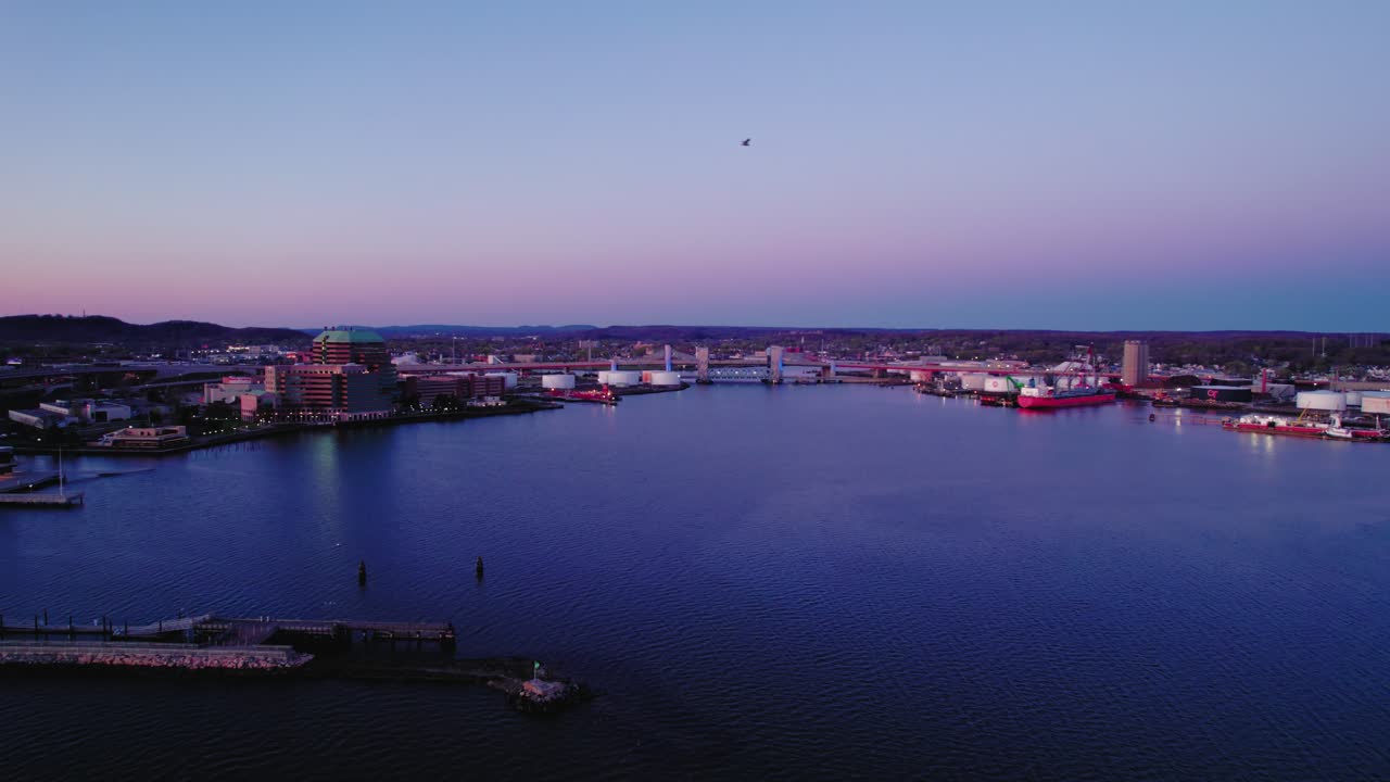 Splendida vista al tramonto del Long Island Sound, con il Ponte Q e il Ponte Tomlinson a New Haven, Connecticut.